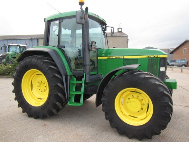 John Deere 6910S