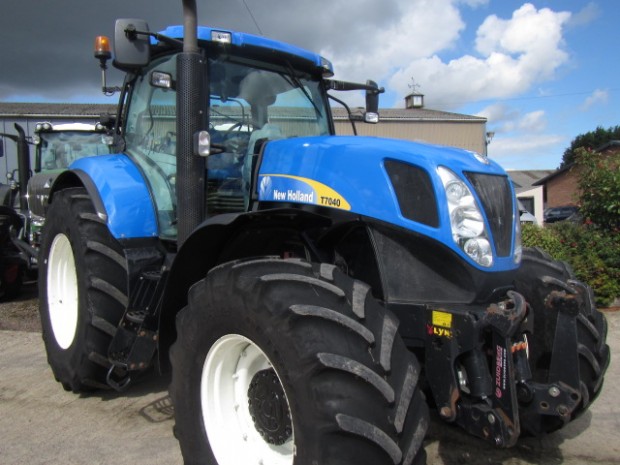 New Holland T7040
