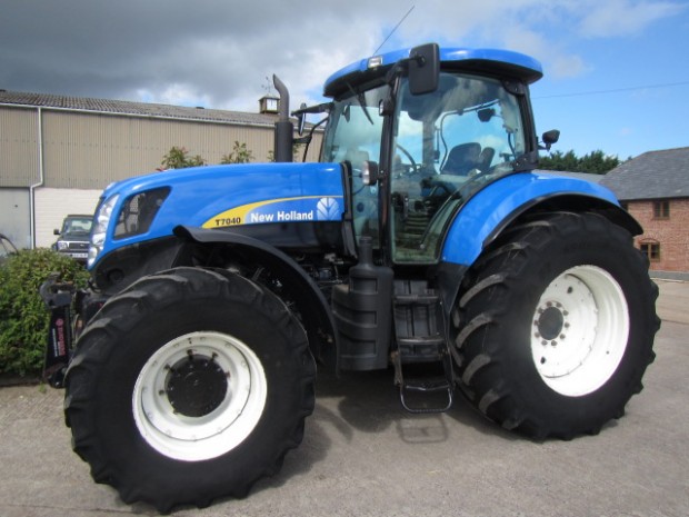 New Holland T7040