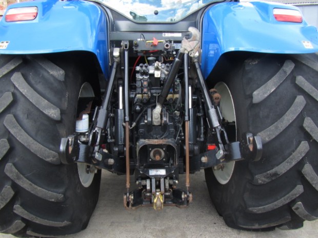 New Holland T7040