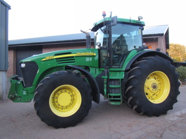 John Deere 7920