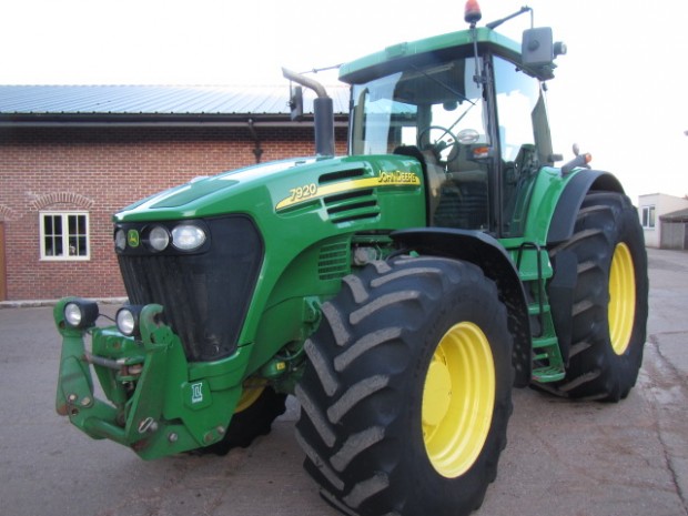 John Deere 7920