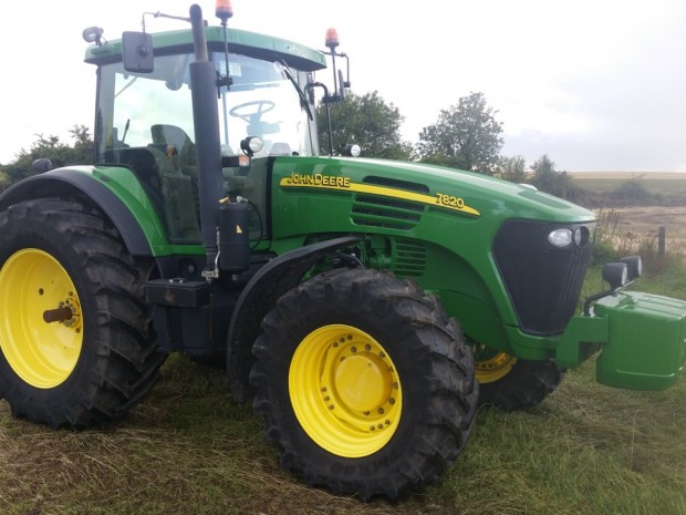 John Deere 7820