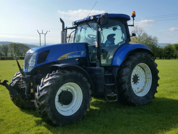 New Holland T7040