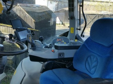 New Holland T7040