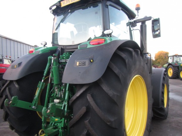 John Deere 6215R