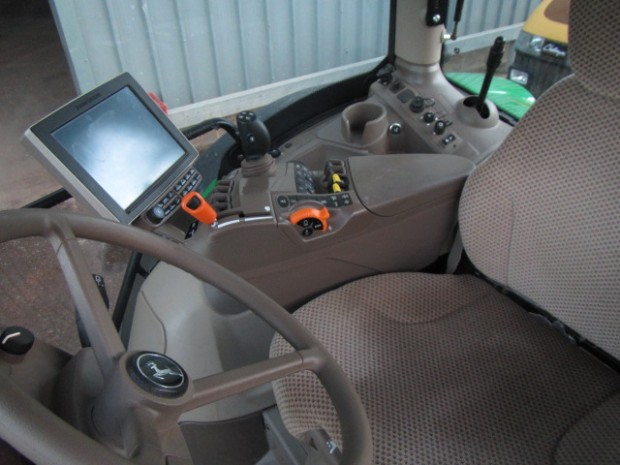 John Deere 6215R