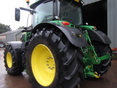 John Deere 6215R