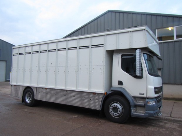 DAF LF 55.220 18 ton cattle lorry