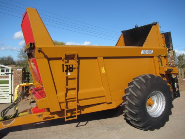 Richard Western D8 rear discharge spreader