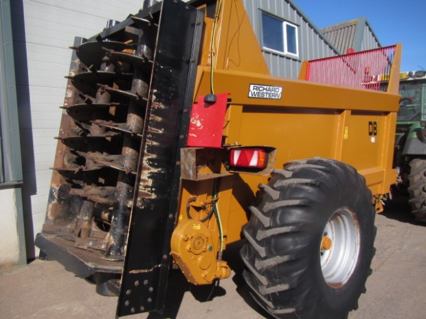 Richard Western D8 rear discharge spreader