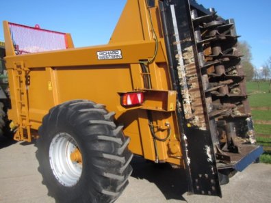 Richard Western D8 rear discharge spreader