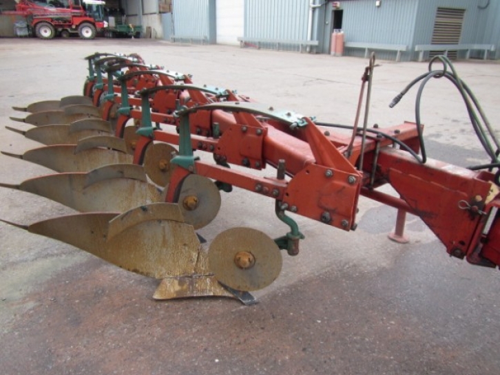 Kverneland 6 furrow conventional semi mounted plough