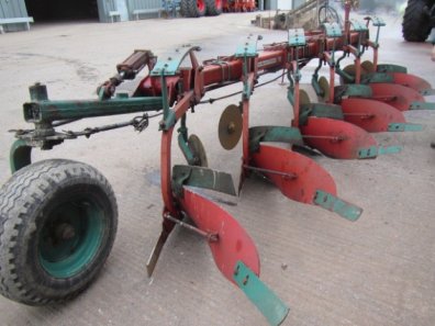 Kverneland 6 furrow conventional semi mounted plough