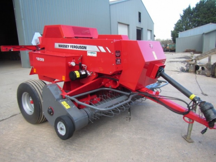 Massey Ferguson 1839 baler