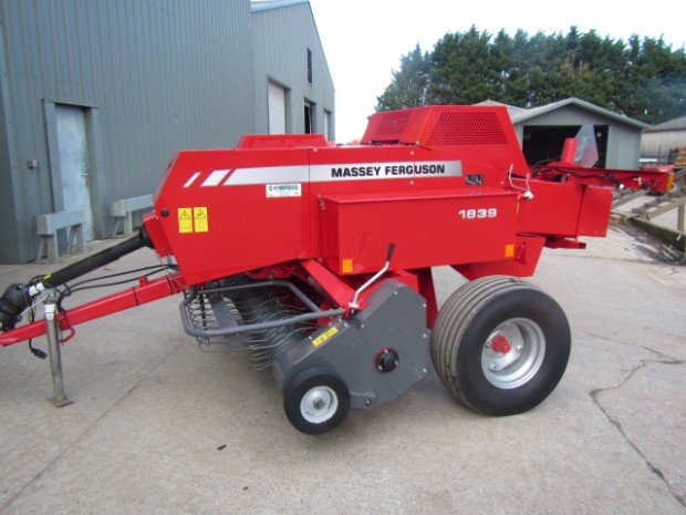 Massey Ferguson 1839 baler