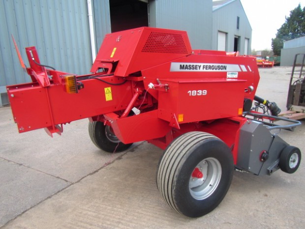 Massey Ferguson 1839 baler