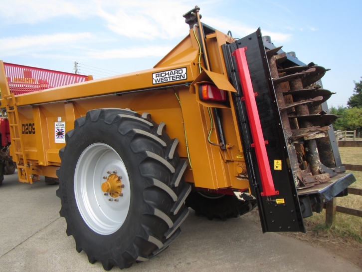 Richard Western D2095 rear discharge spreader