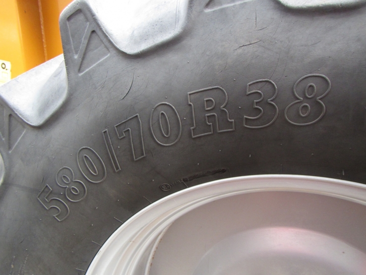 Richard Western D2095 rear discharge spreader