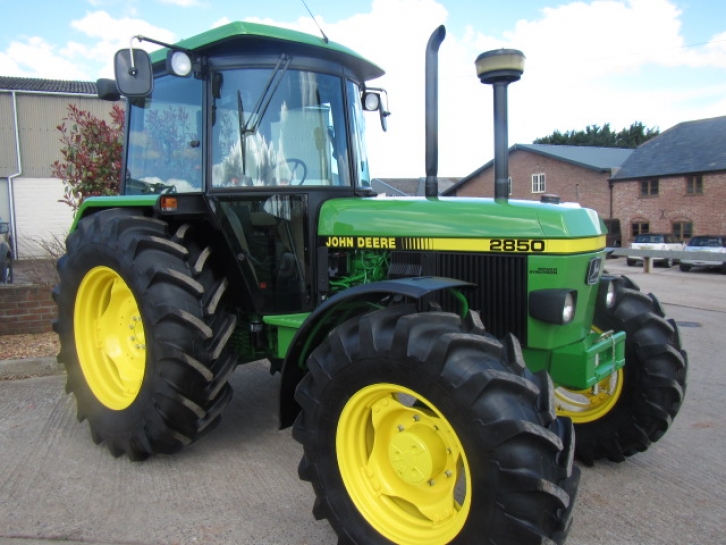 John Deere 2850