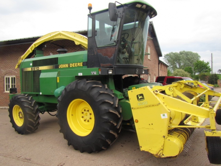 John Deere 6910
