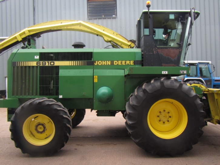 John Deere 6910