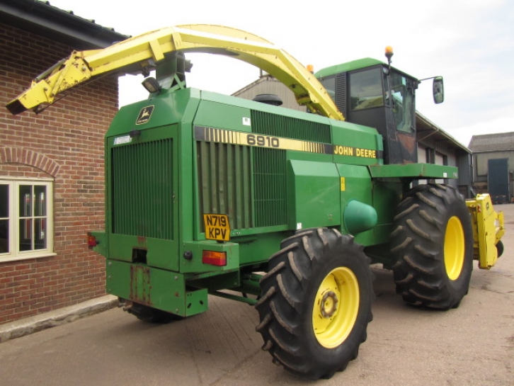 John Deere 6910