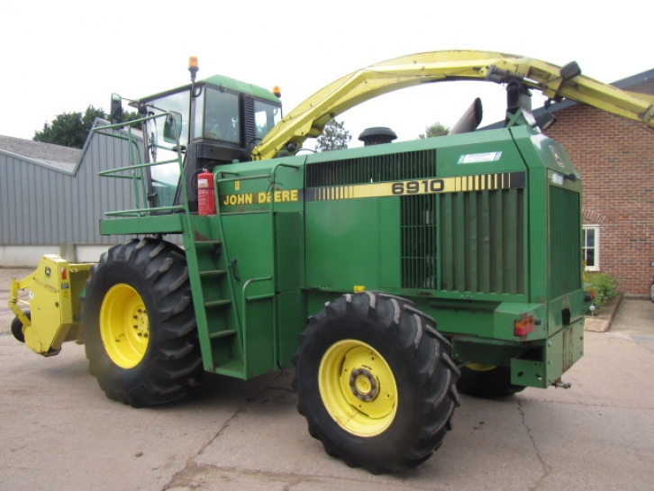 John Deere 6910