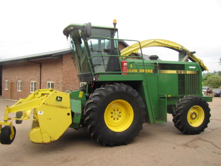 John Deere 6910