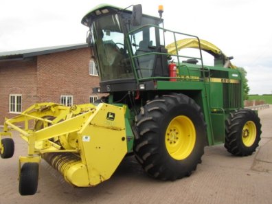 John Deere 6910