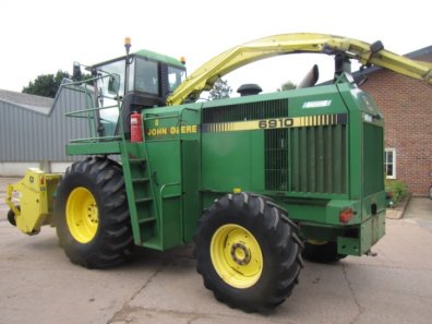 John Deere 6910
