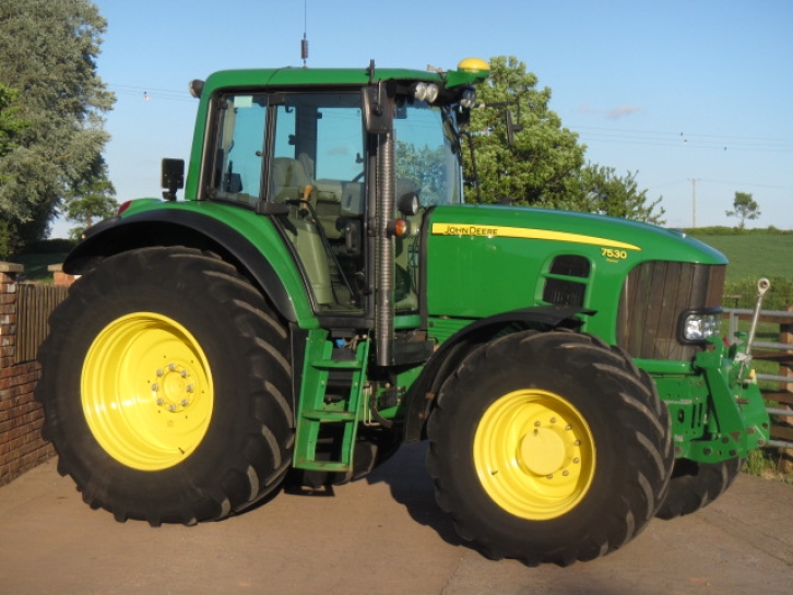 John Deere 7530