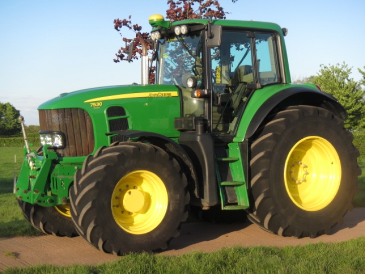 John Deere 7530