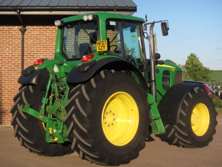 John Deere 7530
