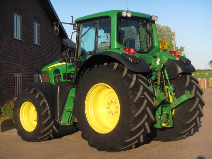 John Deere 7530