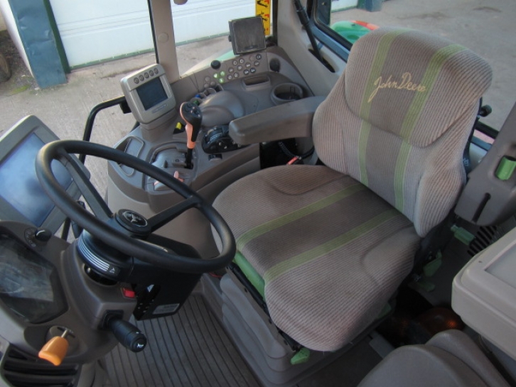 John Deere 7530