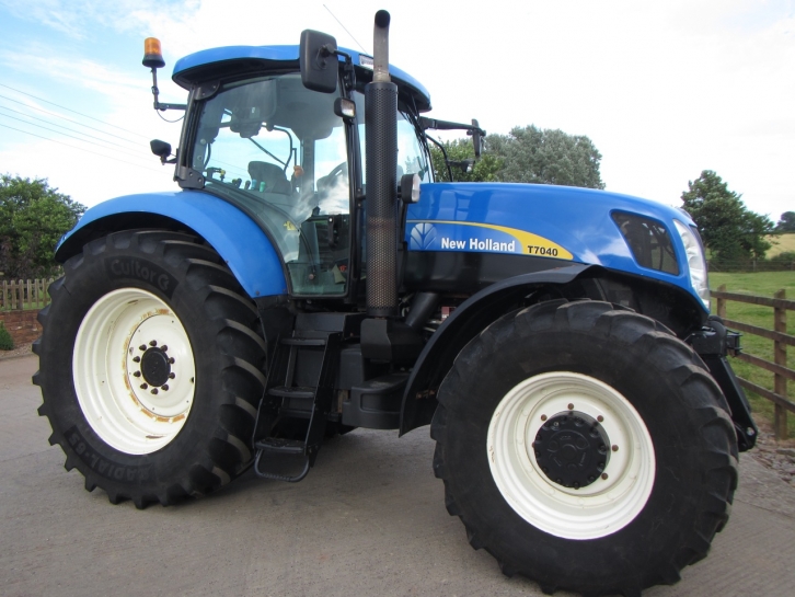 New Holland T7040