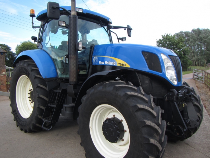 New Holland T7040