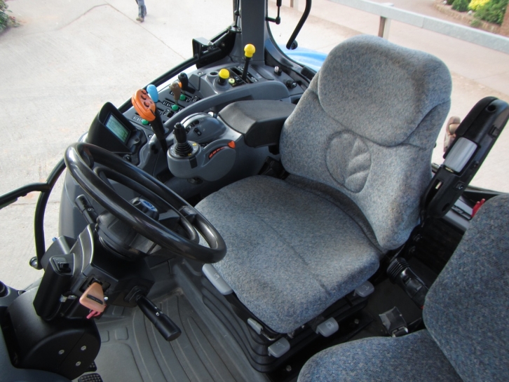 New Holland T7040