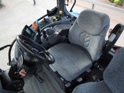 New Holland T7040