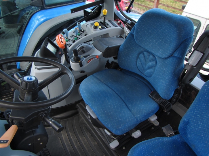 New Holland T7060