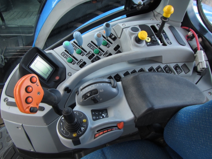 New Holland T7060