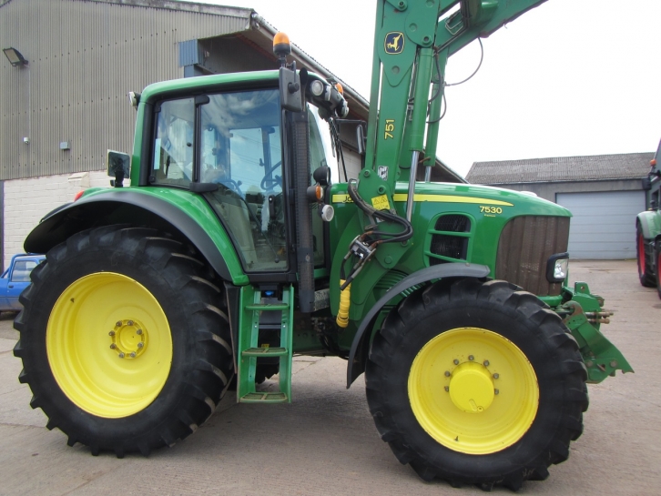 John Deere 7530