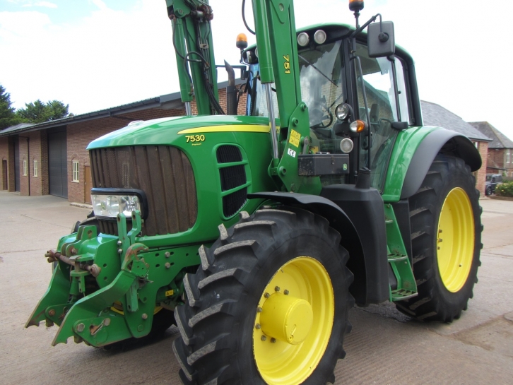 John Deere 7530