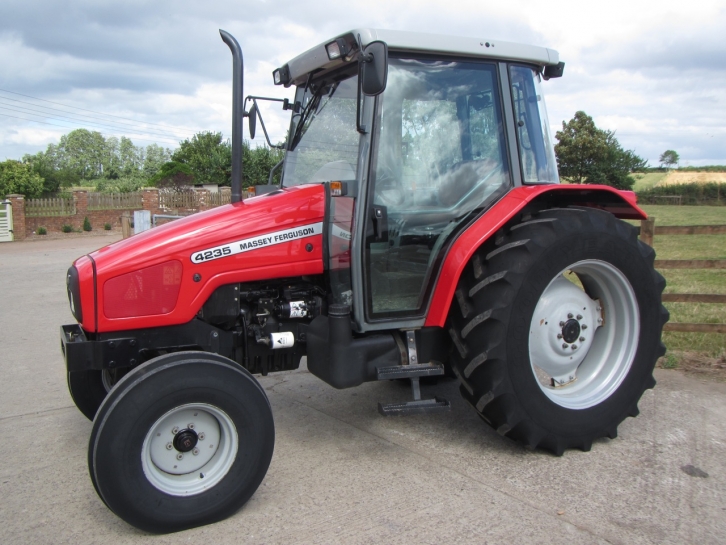 Massey Ferguson 4235