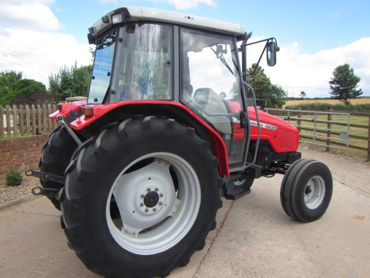 Massey Ferguson 4235