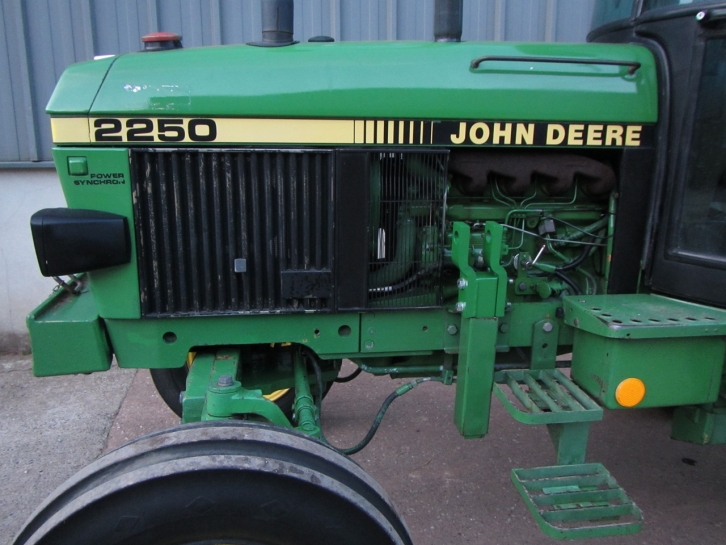 John Deere 2250