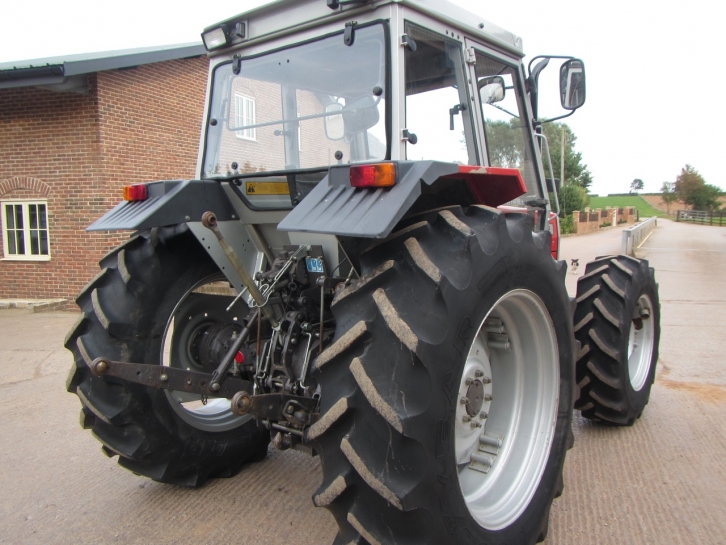 Massey Ferguson 372