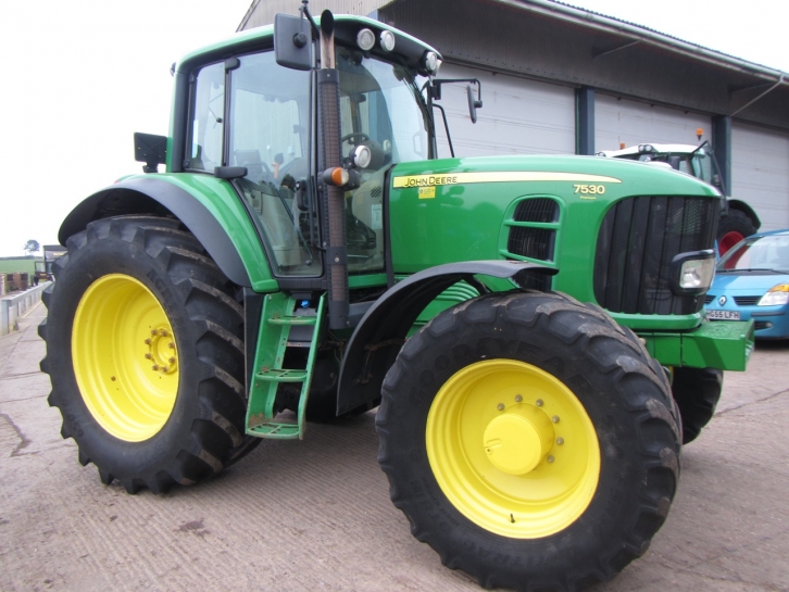 John Deere 7530