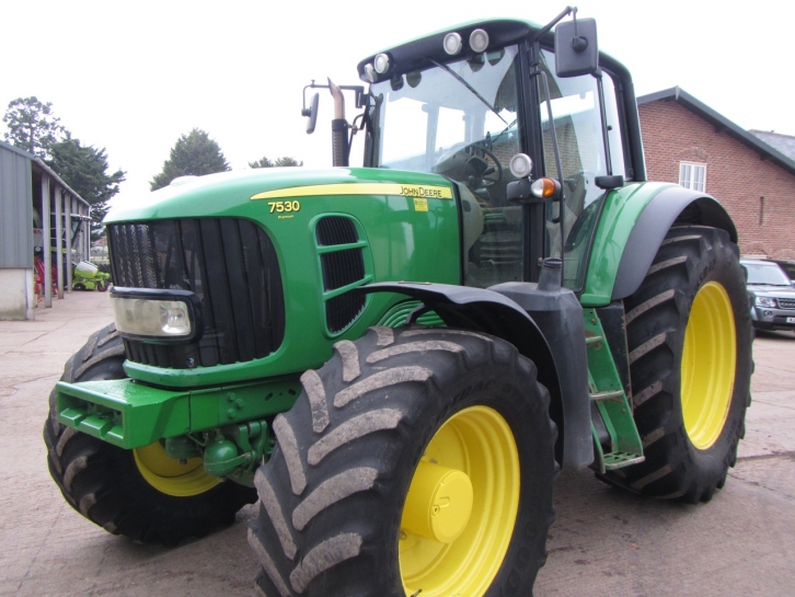 John Deere 7530